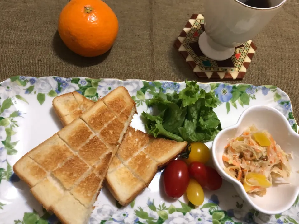 12／18朝食  #朝ごはん  
•トースト •サラダ  •コーヒー  •みかん|おさんどんさん