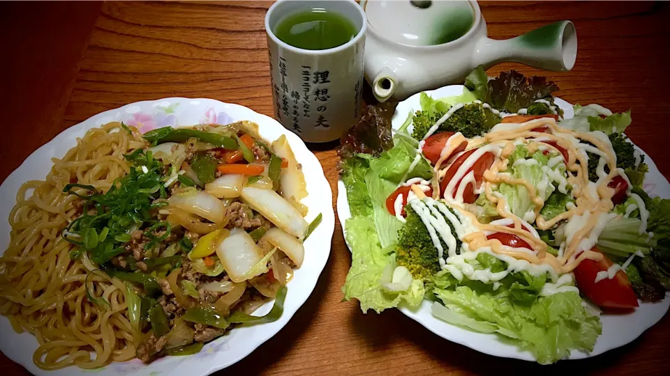 今日の男飯(*･ω･)マルちゃん焼きそば麺だけ冬限定醤油とんこつ味&白菜とひき肉のコク味噌炒め&野菜サラダ青じそWマヨ...♪*ﾟ|ひーちゃんさん