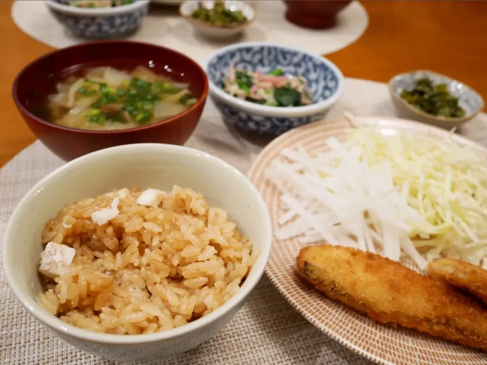 18/12/18 夕飯♪ 鯛めし 鮭フライ エノキほうれん草ベーコン炒め 大根葉のゴマ炒め 味噌汁|ikukoさん