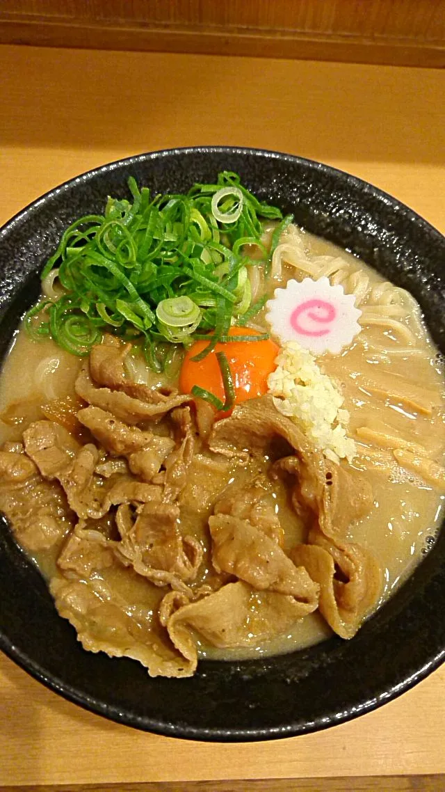 Snapdishの料理写真:ラーメン  肉増  おとど|りくさん