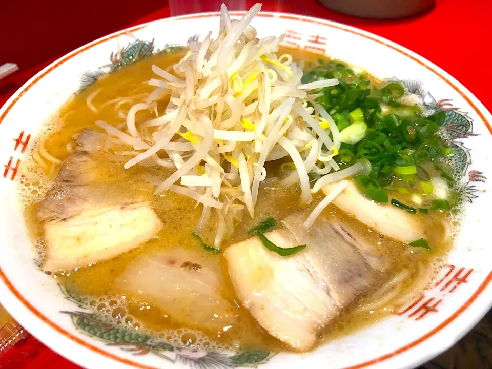 夜ご飯 夫婦で 中華そば ○ (まる)広島市中区舟入店  チャーシュー麺 750円   替え玉100円 おにぎり2個150円 モヤシチャーシュー、おでんで呑めます(´∀｀) あまり取り上げられませんが 私は ○の広島豚骨醤油ラーメンが昔から好きです(*´-`)|おさくんさん