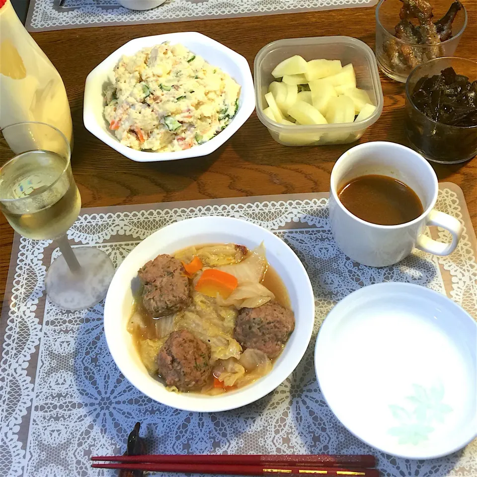 白菜と肉団子のコンソメ煮、ポテトサラダ、
カレースープ、常備菜、ワイン|yakinasuさん