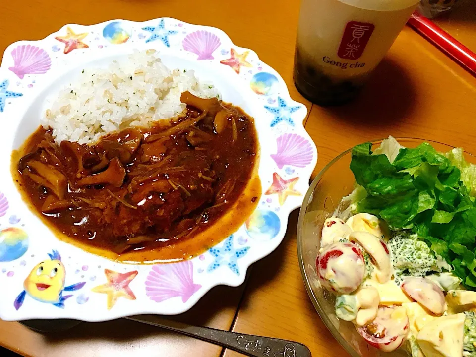 Snapdishの料理写真:煮込みハンバーグとたまごブロッコリーサラダ🥦|くろねこっく🐈‍⬛さん