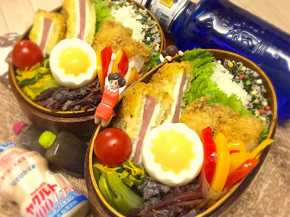 スパムチーズ🧀のオニオンサンド・アジ🐟のミックスフライ&茹で玉子&小松菜🥬と菊花の柚子ワサビ和え&鶏フレークとバイオレットハーモニー(紫人参)のしりしり&パプリカマリネ&わさび菜&プチトマト🍅の夫婦お弁当♪

 #弁当  #フチ子  #スパム  #アジフライ  #人参しりしり|桃実さん