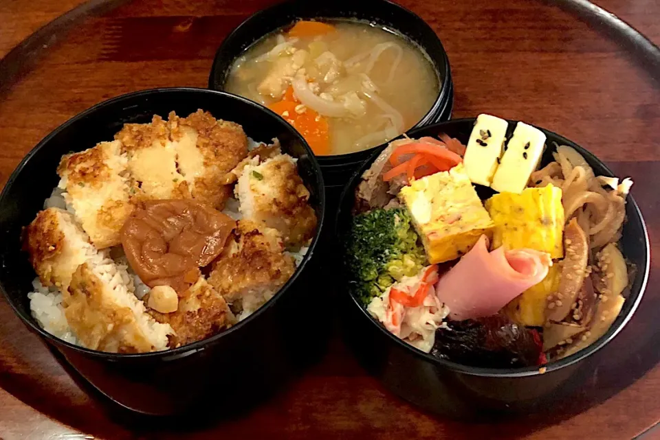 本日もお弁当🍱白身魚のムニエル丼🍜シーチキンブロッコリー🥦カニカマ入り卵焼き🥚大根の皮きんぴら🌰切り干し大根🥬杏紫蘇巻き🌸チャーシュー🍖 #息子弁当  #サーモスランチジャー  #白身魚のソテー  #ブロッコリー🥦  #シーチキン  #カニカマ  #卵焼き #鶏団子汁#味噌汁|Yukie  Toriseさん