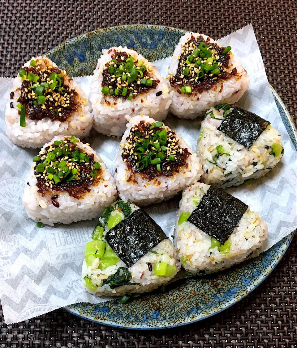 Snapdishの料理写真:１５雑穀ともち麦ごはん🍚 鳥味噌にぎり & 野沢菜おかかにぎり🍙|kiusoudaiさん