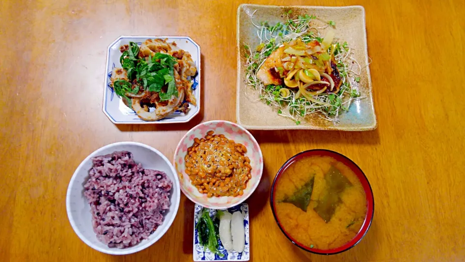 １２月１２日　めかじきのステーキ　れんこんの梅おかか　納豆　お漬物　お味噌汁|いもこ。さん