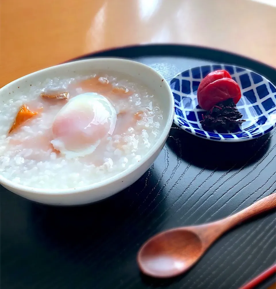 朝ごはんを食べよう☀️鮭と温泉卵のお粥で朝ごはん🍚|あしゃぱんさん