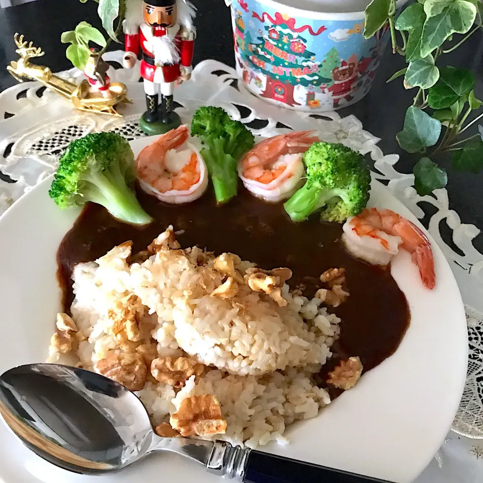 ハウス プロクォリティカレーを使って玄米ご飯カレーくるみのせて|シュトママさん