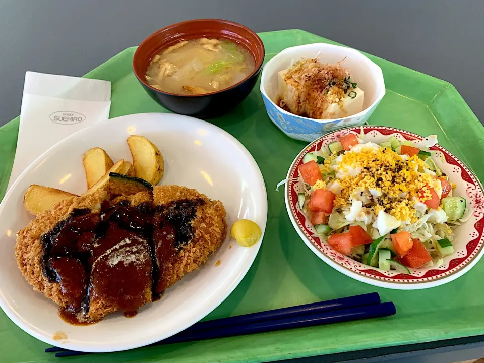 チキンカツマデラソース、冷奴、ミモザサラダ、味噌汁|Tadahiko Watanabeさん