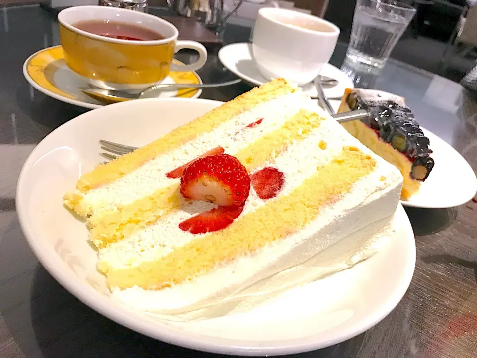 ランチの後のいちごショートケーキ🍰と紅茶|ナナさん