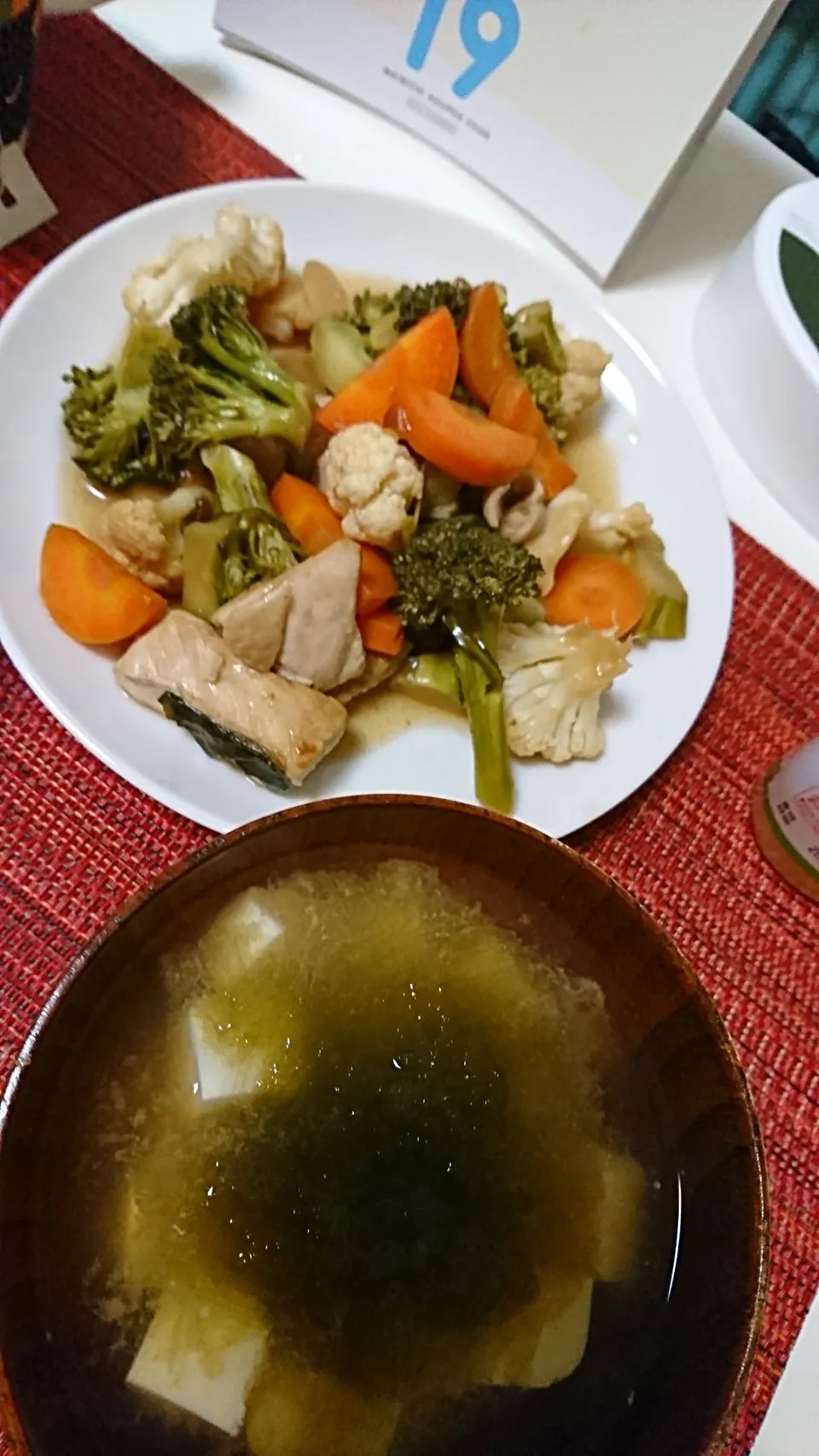 Snapdishの料理写真:黒酢炒め物&豆腐の味噌汁 #ブロッコリー #カリフラワー #豆腐 #とろろ昆布|やのさん