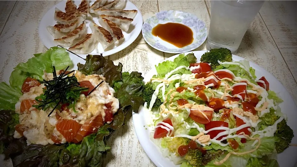 今日の男飯(*･ω･)自然薯の海鮮たたきとろろ&焼き餃子&食べても食べても減らないサラダ&焼酎のソーダ割り...♪*ﾟ|ひーちゃんさん