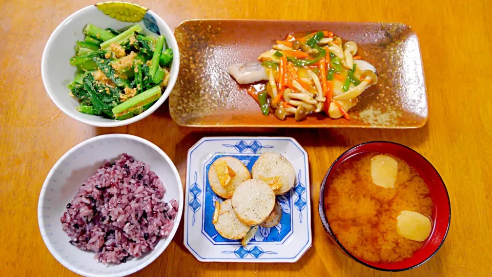 １２月１４日　鱈の和風彩り野菜あんかけ　小松菜と油揚げのごま生姜和え　長いものにんにくバター焼き　お味噌汁|いもこ。さん