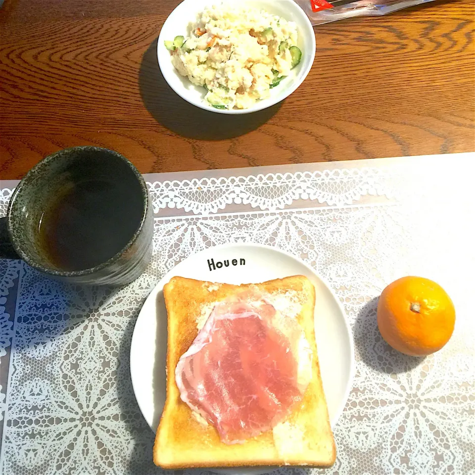 Snapdishの料理写真:生ハムとポテトサラダのっけトースト、バナナ、みかん、紅茶|yakinasuさん