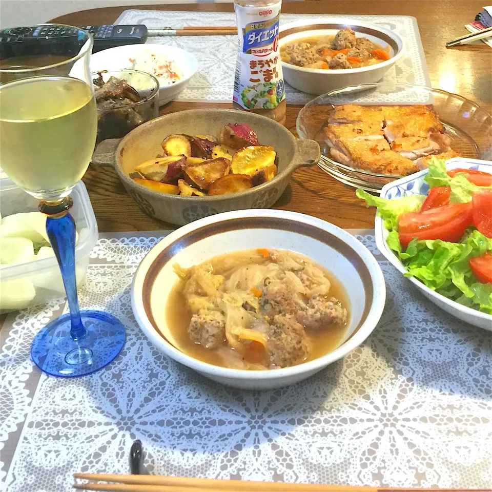 Snapdishの料理写真:鶏もも肉パリパリ焼き、大学芋、白菜と肉団子煮物リメイク、漬物|yakinasuさん