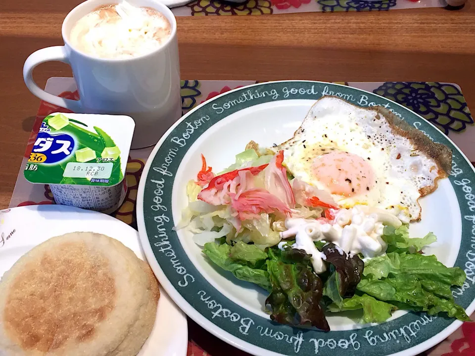 朝ごはん
ライ麦パン、目玉焼き、サラダ、ウインナコーヒー、アロエヨーグルト|かよちゃんさん