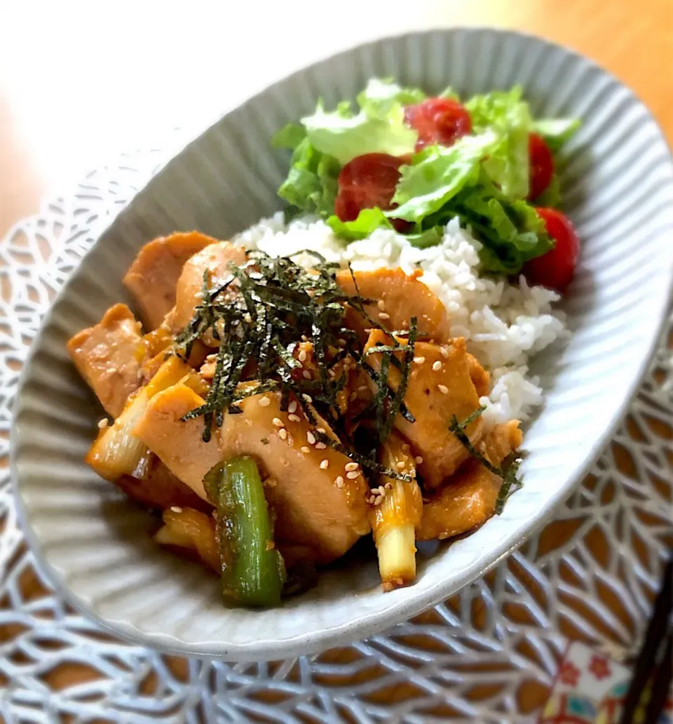 朝ごはんを食べよう☀️鶏むね肉と長ネギの照り焼きで朝ごはん🐔|あしゃぱんさん