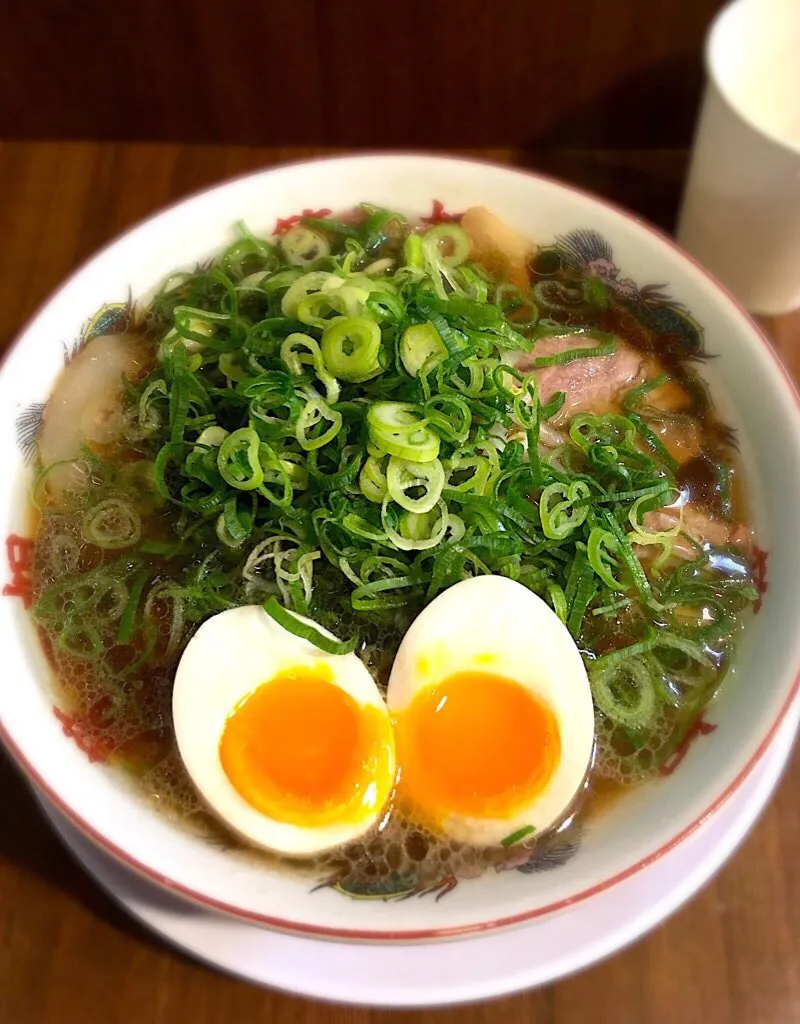 Snapdishの料理写真:ラーメン＋九条ネギ＋煮玉子
@本家 第一旭 新宿店|morimi32さん