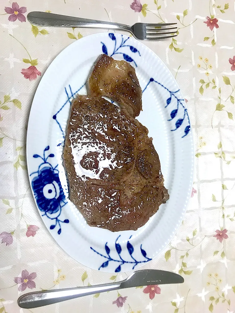 Snapdishの料理写真:新しいお皿で、黒毛和牛のステーキを(*^^*)|プリンセスみっちゃんさん