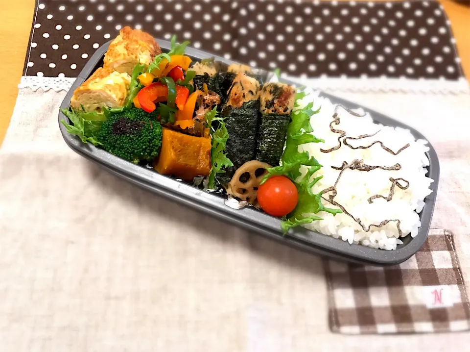 お魚バーグ磯辺巻き🐟
卵焼き🍳
かぼちゃの煮物🎃
無限パプリカ ピーマン😆
🍅🥦🍚|あやこさん