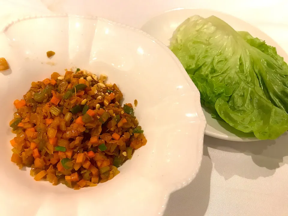 Stir fried minced duck meat served with 4 slices of lettuce|Sky Blueさん