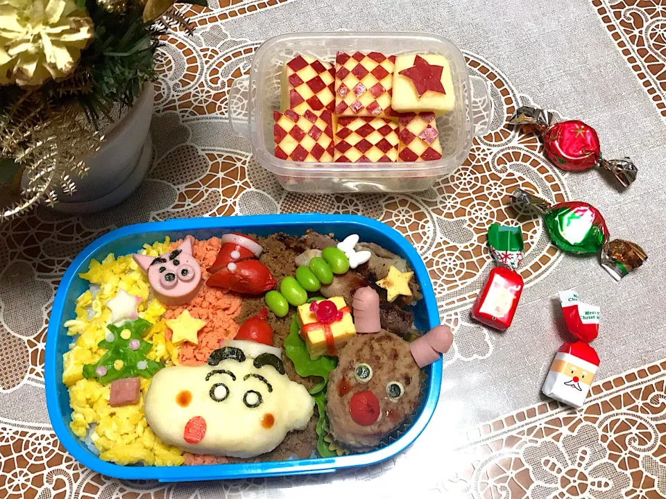 クリスマスクレヨンしんちゃん弁当🎄   #クリスマス弁当  #クレヨンしんちゃん弁当  #キャラ弁  #中学女子弁当  #娘弁当  #三色丼弁当 #そぼろ弁当|makoさん