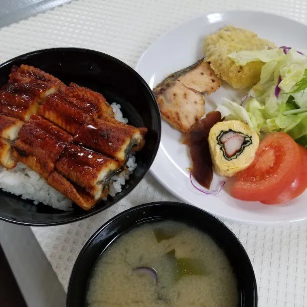 今日は待ちにまった鰻丼だよ！元気つけて頑張りまっしょい！😋👍|ジロー7さん