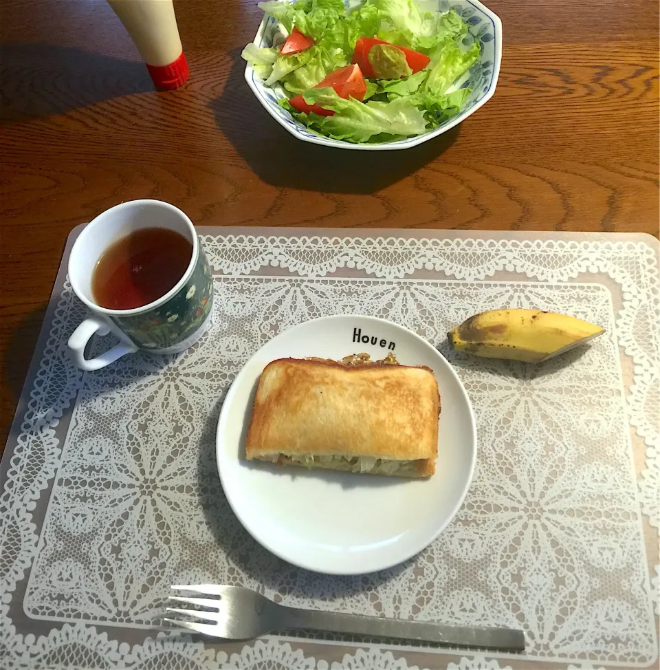 キャベツと鶏もも肉パリパリ焼きのホットサンド、バナナ、紅茶|yakinasuさん