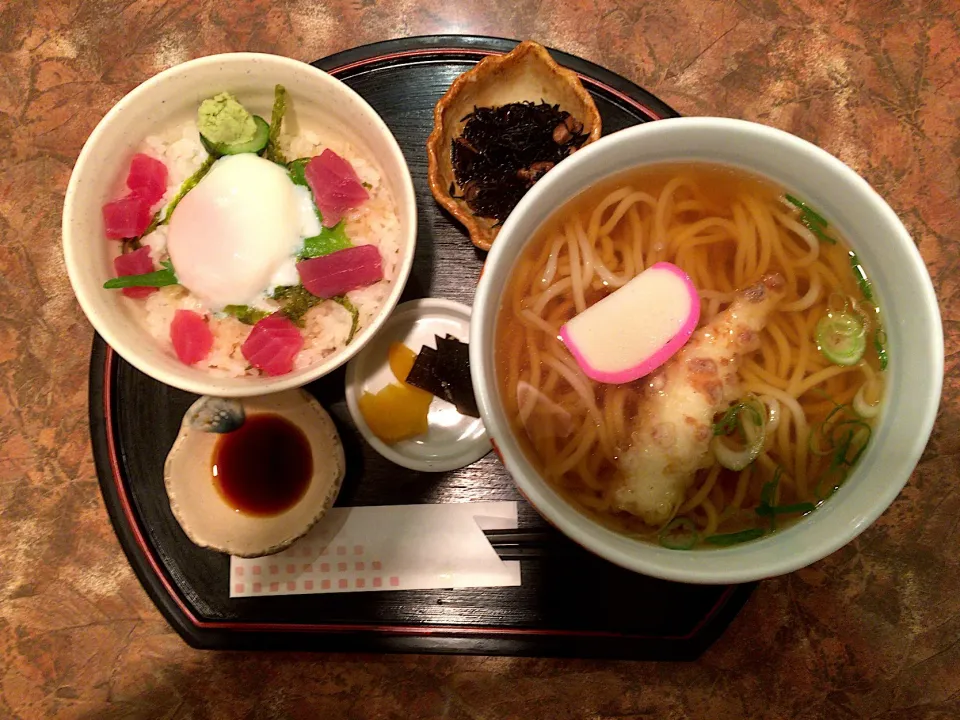 おすすめ定食(温玉まぐろ丼とちくわうどん)|ばーさんさん