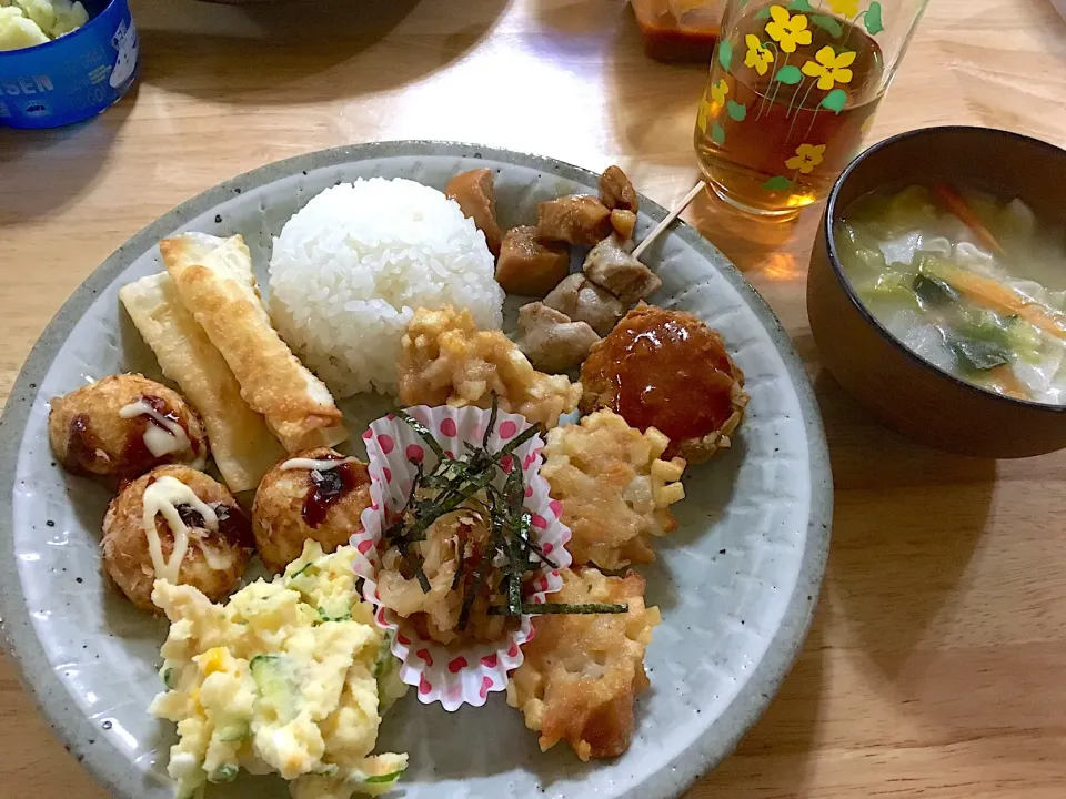 昨日のクリスマス会🎄みんなの持ち寄りお料理でワンプレート(*´ڡ`●)|さくたえさん