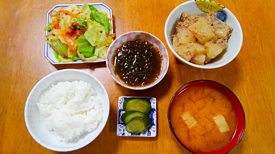 １２月１８日　大根とひき肉の煮物　もずく　キャベツとにんじんの梅おかか和え　お漬物　お味噌汁|いもこ。さん