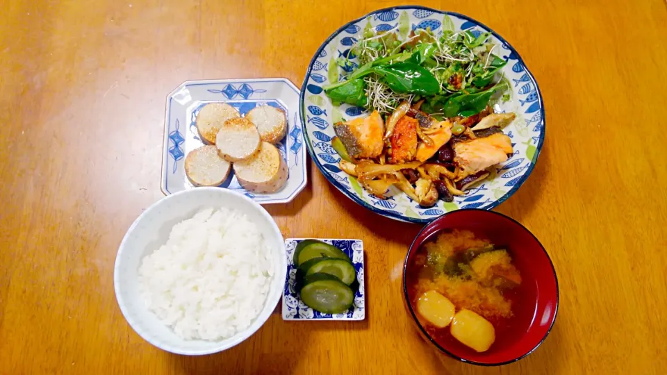 Snapdishの料理写真:１２月１９日　鮭ときのこのバター醤油　サラダ　山芋ステーキ　お漬物　お味噌汁|いもこ。さん