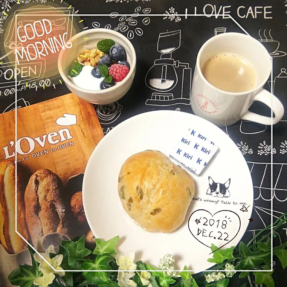 オリーブのプチパンとグラノーラヨーグルト|めぐチー🌿さん