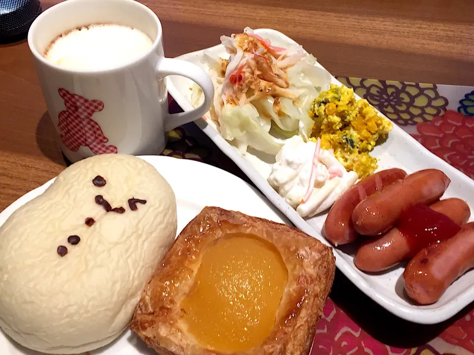 Snapdishの料理写真:土曜日の朝ごはん
ウインナーソテー、茹でキャベツ、カニカマ、マカロニサラダ、かぼちゃサラダ、りんごパイ、チーズパン、ウインナ珈琲|かよちゃんさん