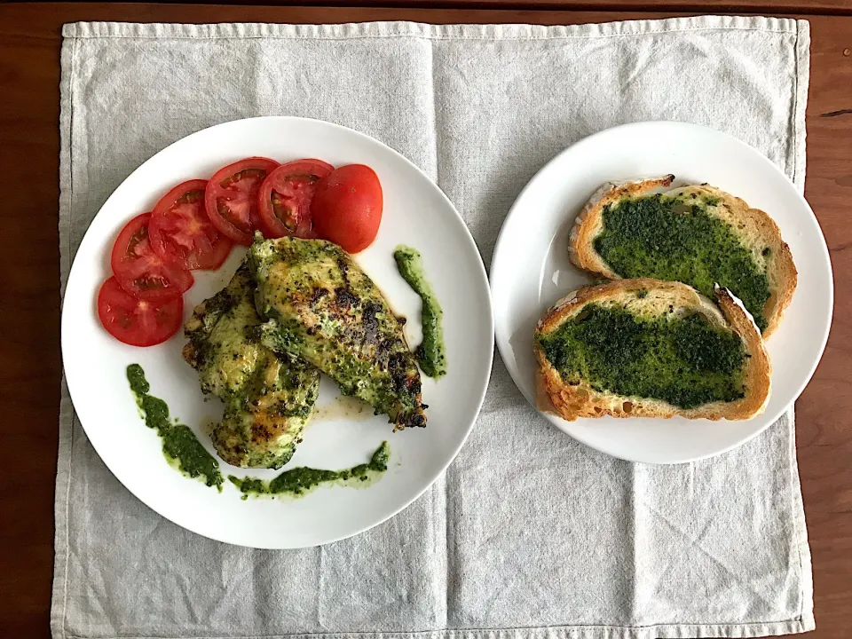 バジルソースと鶏肉の地獄焼き！緑のカンパーニュを添えて。|赤鬼のビルさん