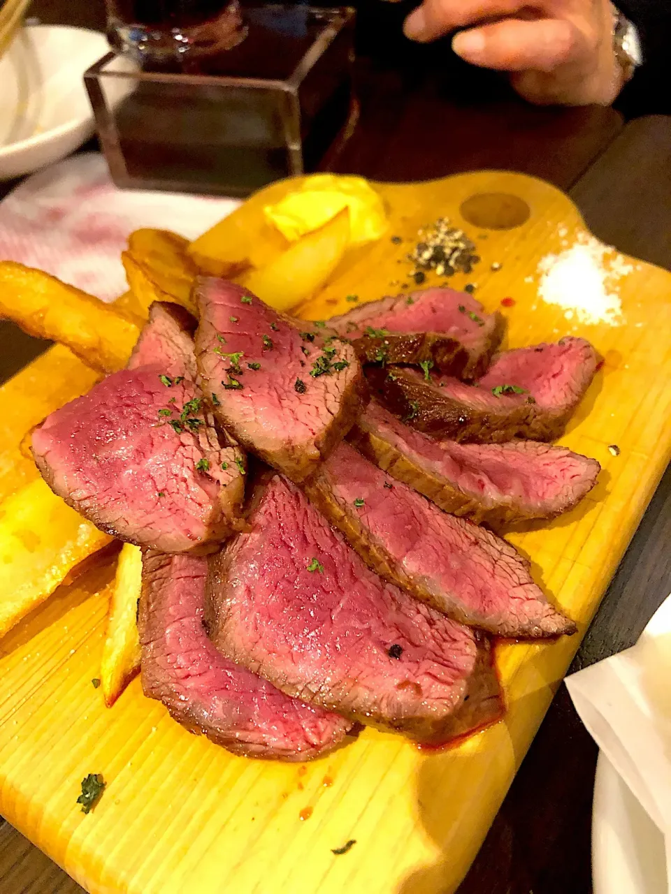 Snapdishの料理写真:牛イチボのステーキ@ワインダイナー ヴィンゴ|Rickey Pierreさん