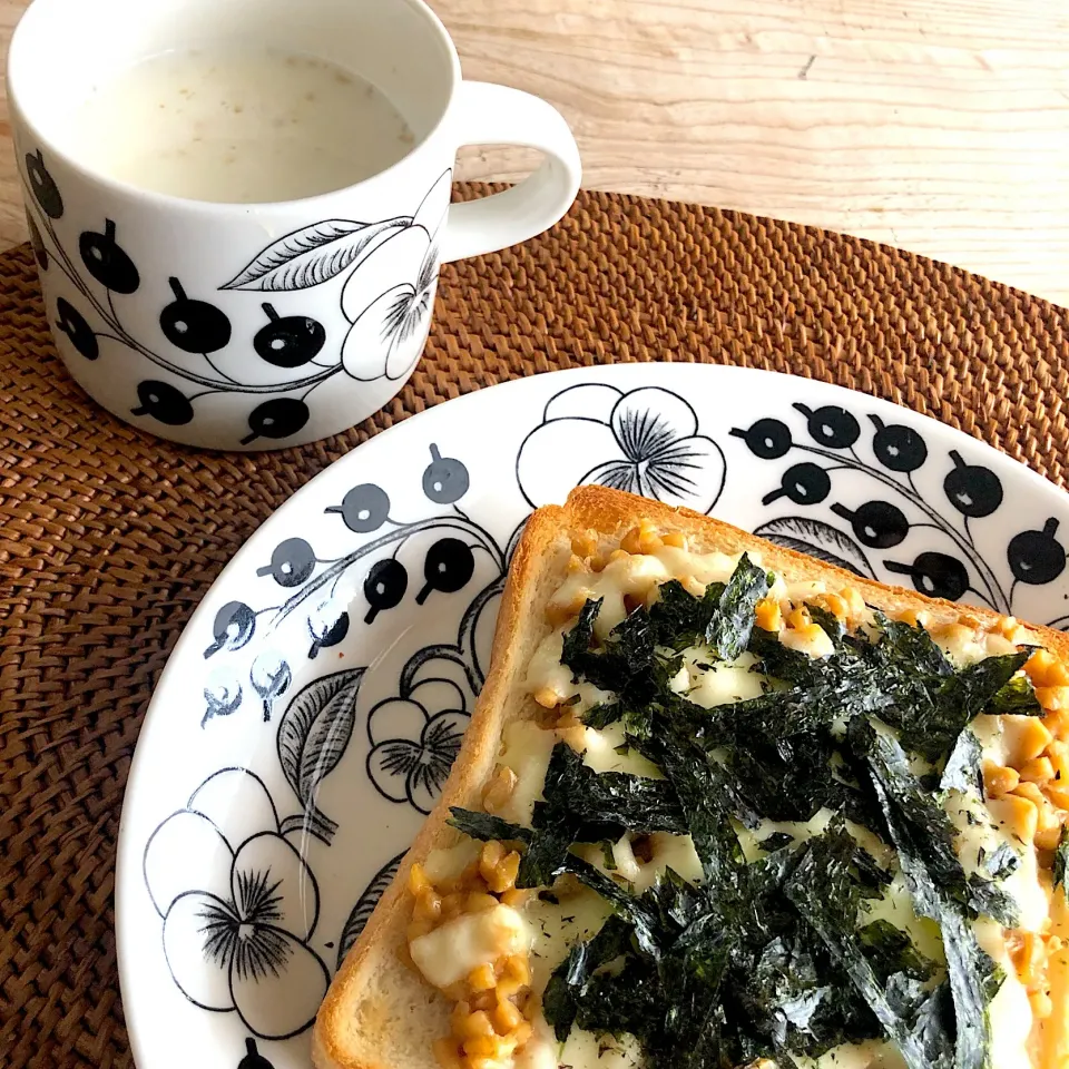 チーズ納豆トーストと甘酒で朝ごはん|mangomilkさん