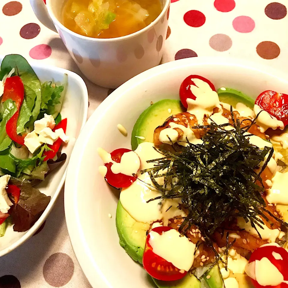 鶏肉とアボカドのマヨ照り丼♡キャベツと玉ねぎのお味噌汁♡|まゆかさん