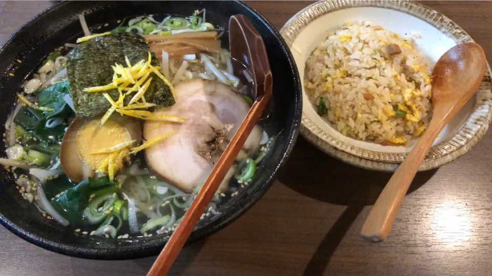 Snapdishの料理写真:柚子塩ラーメン🍜半炒飯|おっちさん