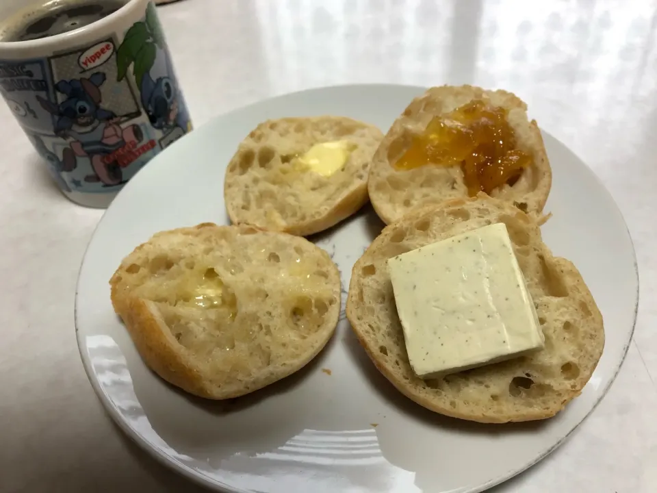 Snapdishの料理写真:朝ごはんにパン4種🍞|ゆりゆりさん