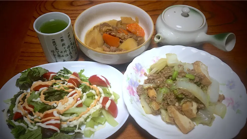 今日の男飯(*･ω･)俺の肉じゃが甘酒仕立て&白菜と絹生あげの醤油豆鼓醤炒め&いつものサラダ...♪*ﾟ|ひーちゃんさん