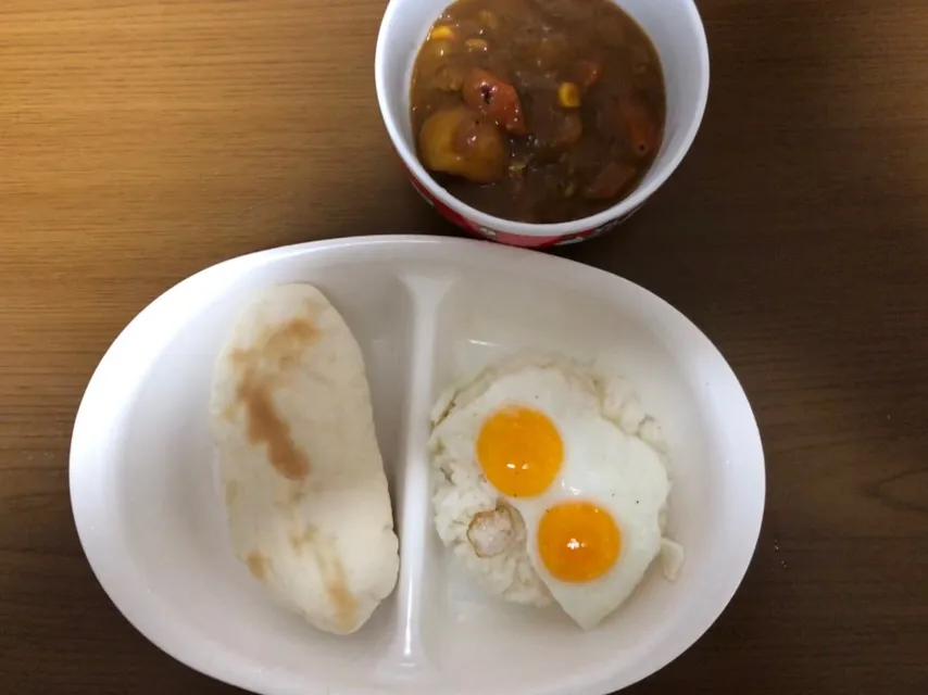 カレーᵃⁿᵈ自家製ナンとうずら卵の目玉焼き|ma-ko omaさん