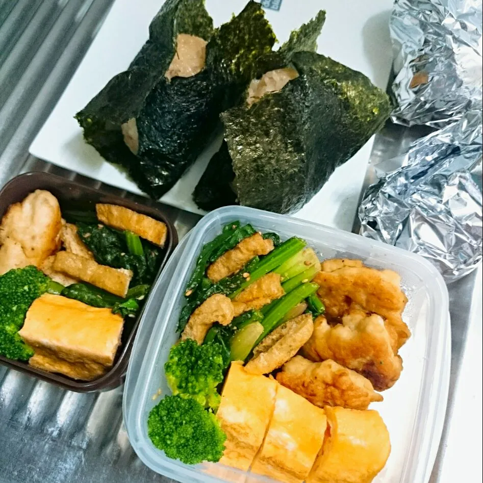 Snapdishの料理写真:青じそ風味つくねと炊き込みご飯おにぎりのお弁当|jun(・x・)さん