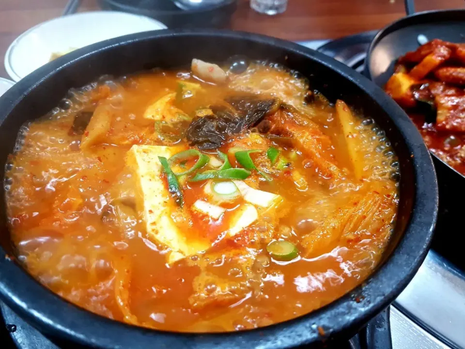 Snapdishの料理写真:뚝배기 김치찌개.

#김치 #김치찌개 #한식 

土鍋キムチ鍋。

＃キムチ＃キムチ鍋＃韓国料理|Parkさん