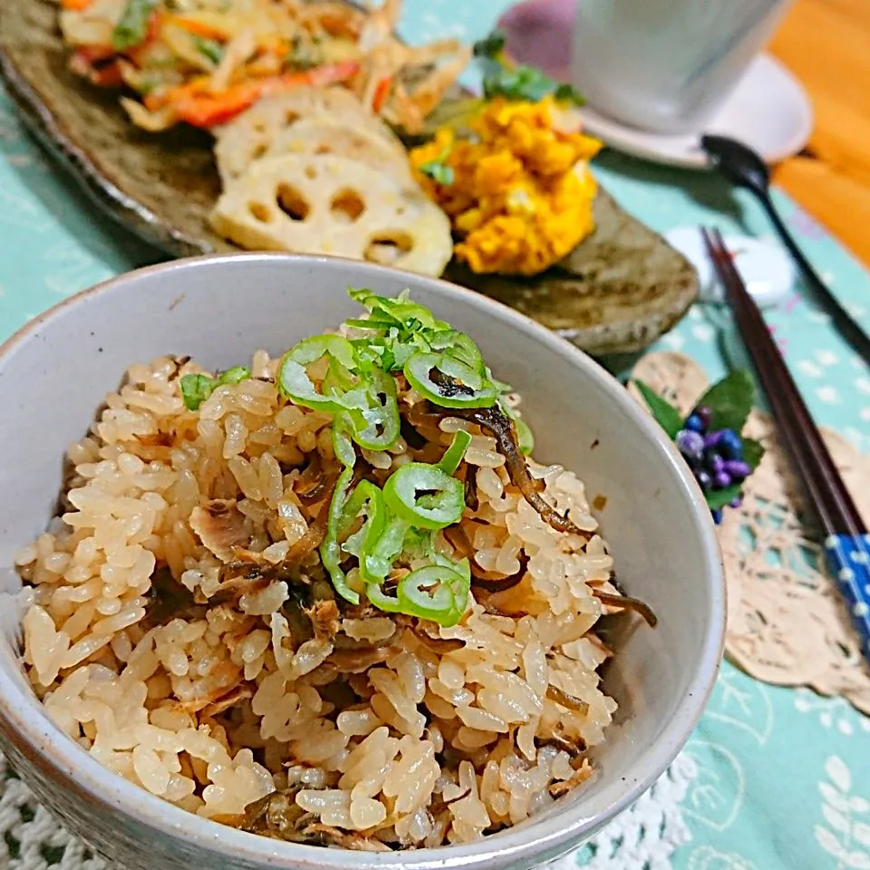 Snapdishの料理写真:塩こんぶとツナの炊き込みご飯|とまと🍅さん