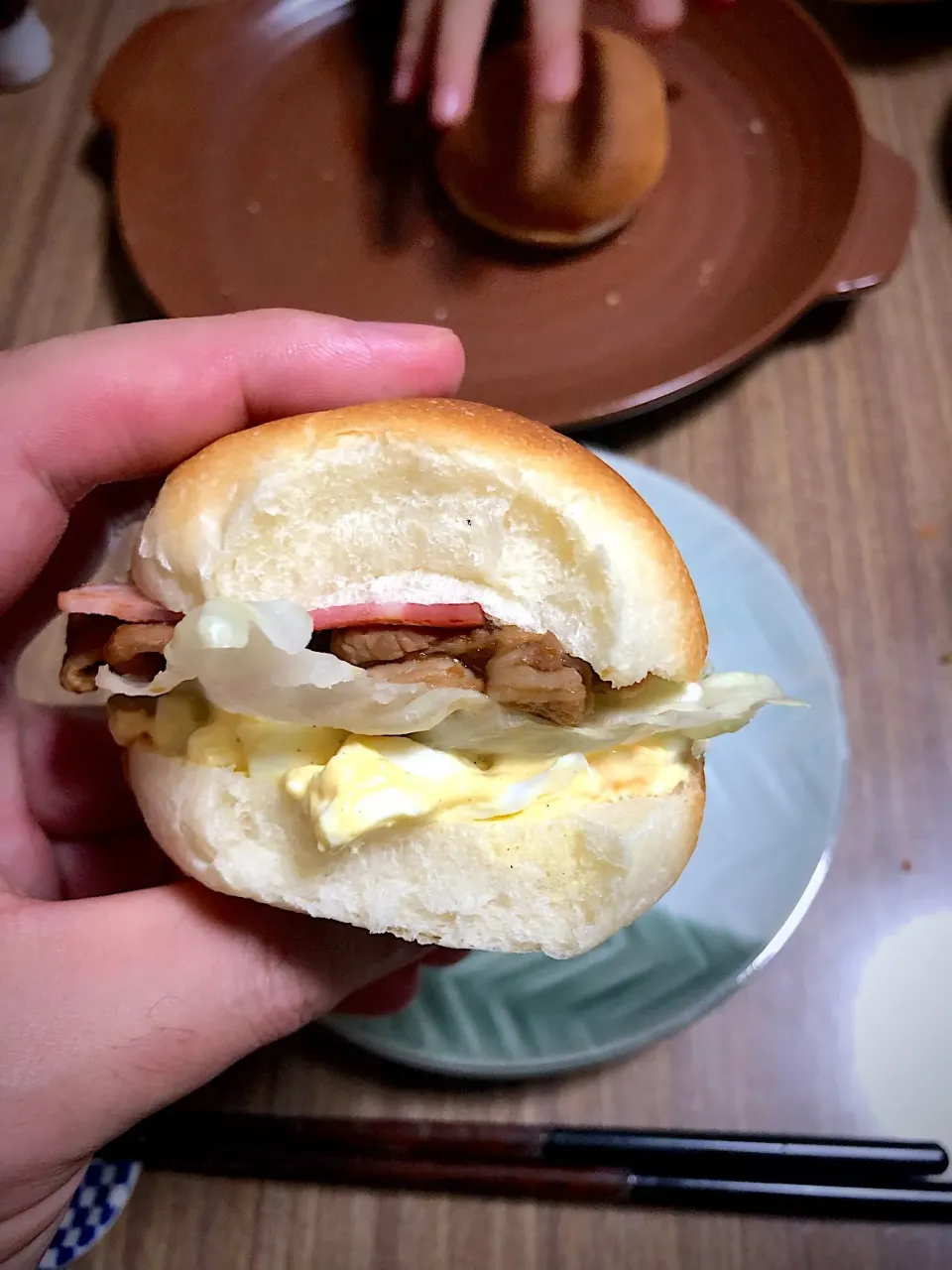 手巻き寿司ならぬ手巻きハンバーガー(バンズを焼きました|たびもかさん