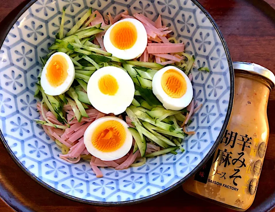 冬でも！冷やしラーメン🍜セゾンファクトリーの辛味噌胡麻ソースで😊 #冷やしラーメン  #セゾンファクトリー #セゾンファクトリーの辛味噌胡麻ソース #札幌  #中島公園|Yukie  Toriseさん