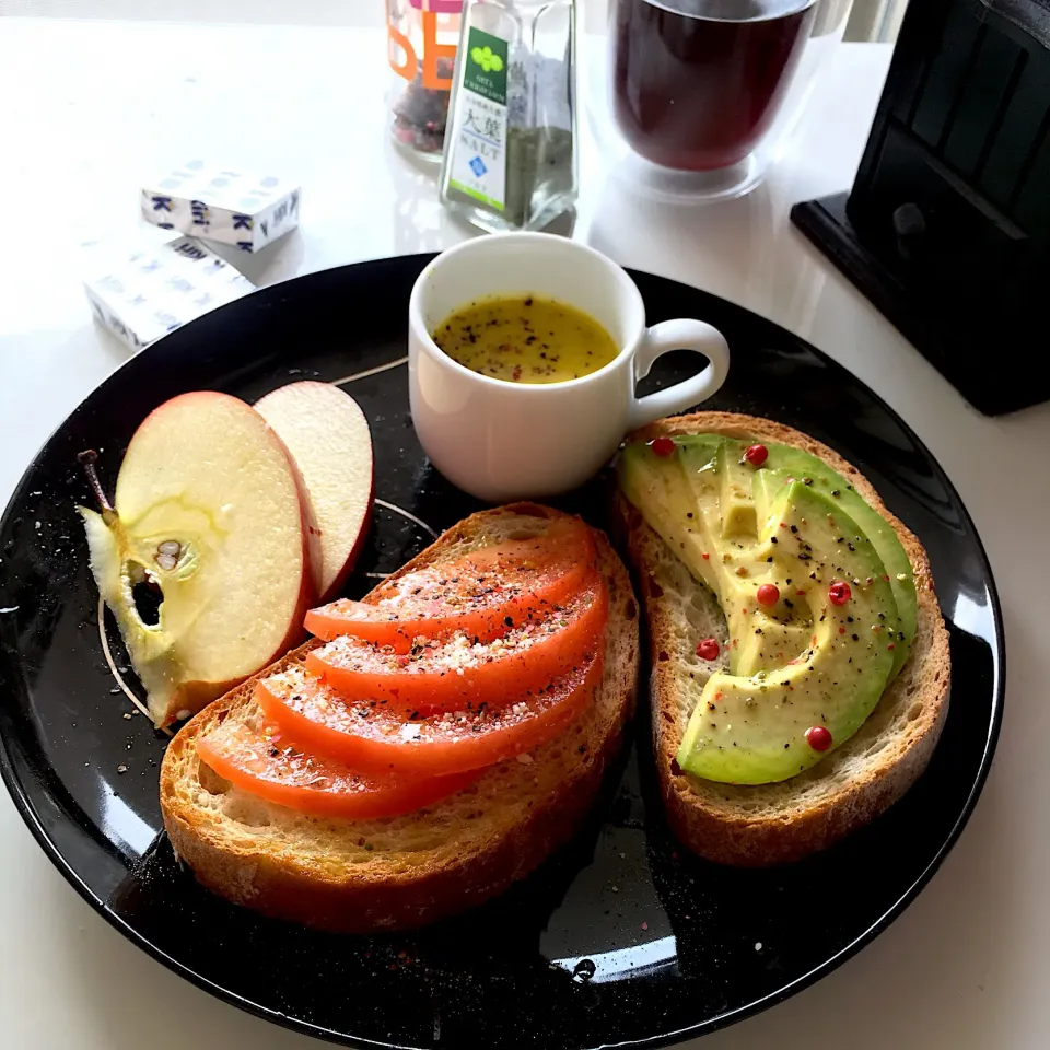 L‘Oven  カンパーニュスライスでタルティーヌ🥑🍅
🎃パンプキンのソイミルクスープです|usakoさん