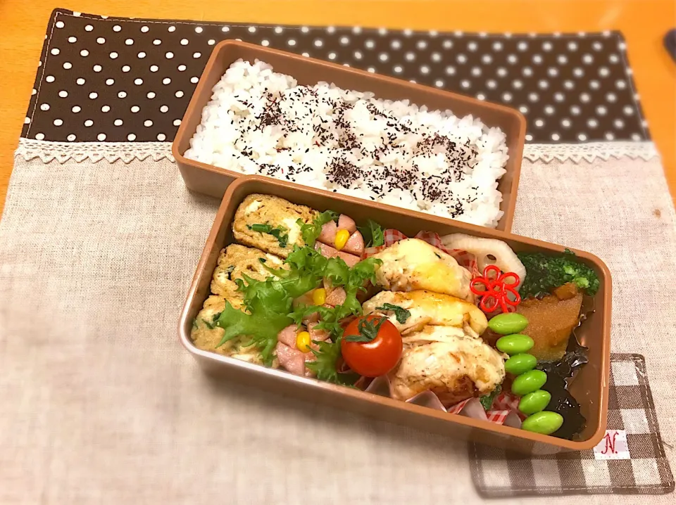 ザクザクチキン🐓🧀
卵焼き🍳
かぼちゃの煮物🎃
ウインナー🌸
黒豆😆
蓮根ソテー✨
🥦🍅🍚|あやこさん